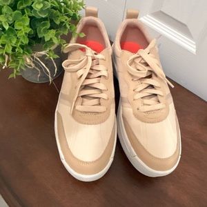 Sorel Women’s beige and white sneakers size 10